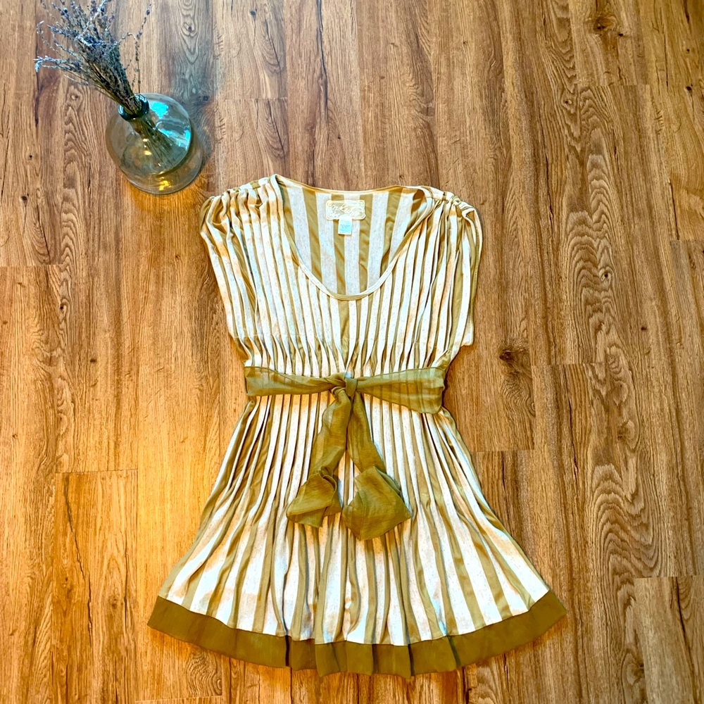 This is a precious dress! It has a very Anthropologie look to it!